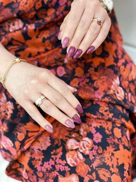 Dłonie z paznokciami w odcieniu fioletu